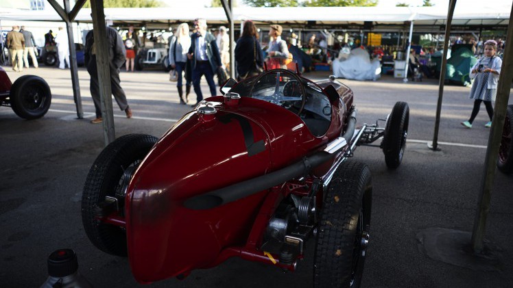 Zes Shelby Daytonas jagen over het legendarische Goodwood Motor Circuit. Het is de eerste keer dat ze allemaal bij elkaar zijn. Even later crasht de zeer kostbare Ferrari 250 GT breadvan...