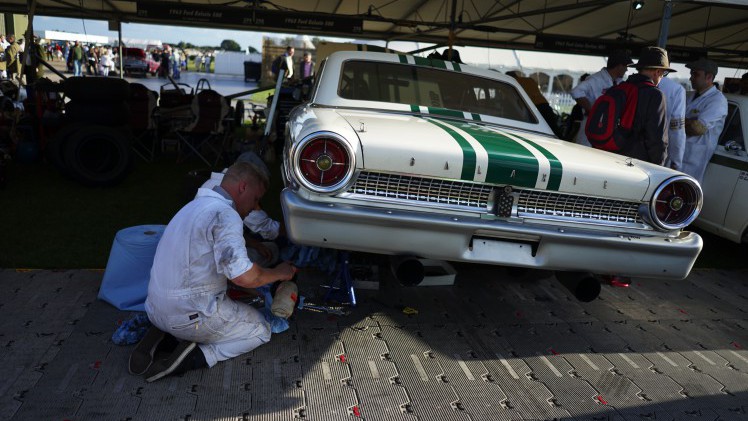 Zes Shelby Daytonas jagen over het legendarische Goodwood Motor Circuit. Het is de eerste keer dat ze allemaal bij elkaar zijn. Even later crasht de zeer kostbare Ferrari 250 GT breadvan...