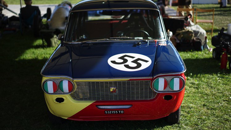 Zes Shelby Daytonas jagen over het legendarische Goodwood Motor Circuit. Het is de eerste keer dat ze allemaal bij elkaar zijn. Even later crasht de zeer kostbare Ferrari 250 GT breadvan...