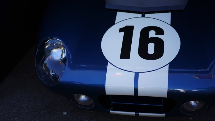 Zes Shelby Daytonas jagen over het legendarische Goodwood Motor Circuit. Het is de eerste keer dat ze allemaal bij elkaar zijn. Even later crasht de zeer kostbare Ferrari 250 GT breadvan...
