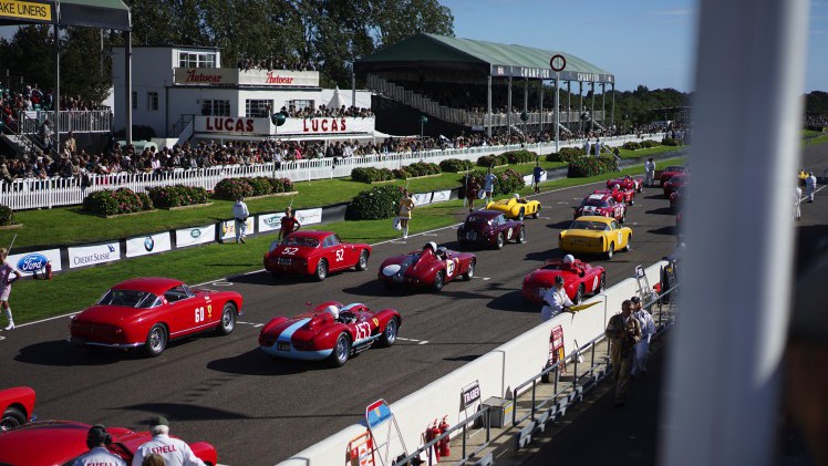 Zes Shelby Daytonas jagen over het legendarische Goodwood Motor Circuit. Het is de eerste keer dat ze allemaal bij elkaar zijn. Even later crasht de zeer kostbare Ferrari 250 GT breadvan...