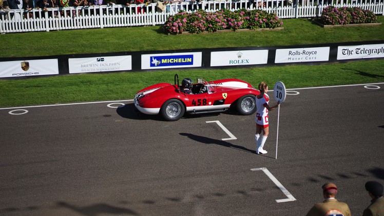 Zes Shelby Daytonas jagen over het legendarische Goodwood Motor Circuit. Het is de eerste keer dat ze allemaal bij elkaar zijn. Even later crasht de zeer kostbare Ferrari 250 GT breadvan...