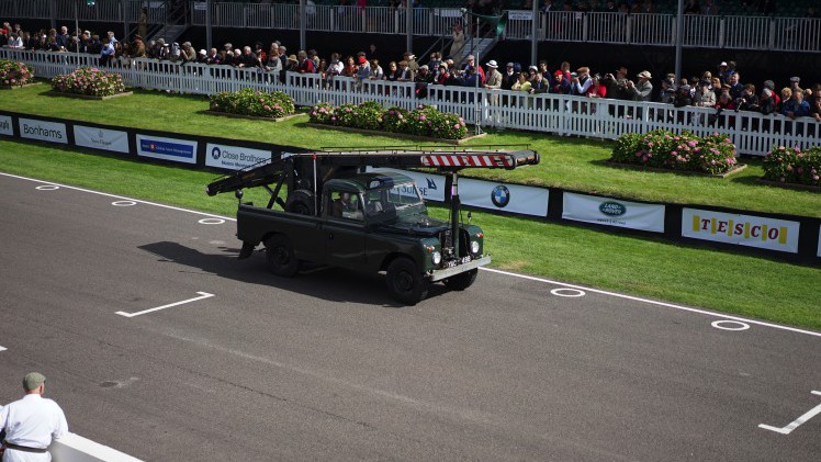Zes Shelby Daytonas jagen over het legendarische Goodwood Motor Circuit. Het is de eerste keer dat ze allemaal bij elkaar zijn. Even later crasht de zeer kostbare Ferrari 250 GT breadvan...
