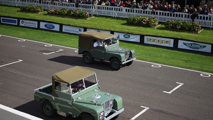 Zes Shelby Daytonas jagen over het legendarische Goodwood Motor Circuit. Het is de eerste keer dat ze allemaal bij elkaar zijn. Even later crasht de zeer kostbare Ferrari 250 GT breadvan...