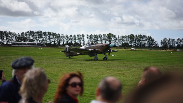 Zes Shelby Daytonas jagen over het legendarische Goodwood Motor Circuit. Het is de eerste keer dat ze allemaal bij elkaar zijn. Even later crasht de zeer kostbare Ferrari 250 GT breadvan...