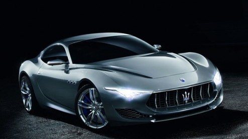De Maserati Alfieri en Levante gaan in productie. De eerste wordt onder de GranTurismo gepositioneerd en de Levante is een SUV die vermoedelijk volgend jaar al op de agenda staat, zo laat de fabrikant