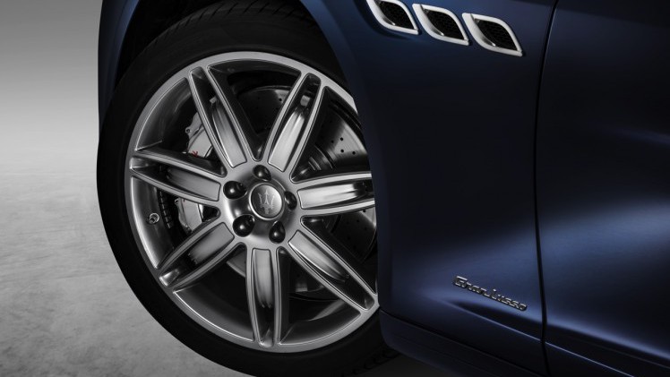 Maserati Quattroporte krijgt een facelift. Het 2016-model pronkt met een spitsere grille, nieuw dashboard en nog sterkere motoren.