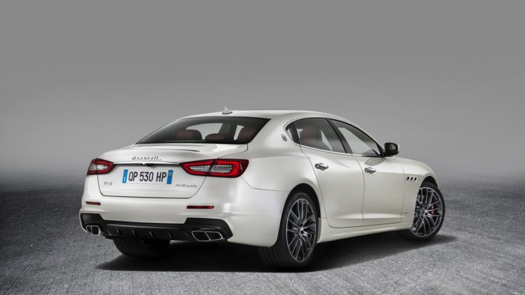 Maserati Quattroporte krijgt een facelift. Het 2016-model pronkt met een spitsere grille, nieuw dashboard en nog sterkere motoren.