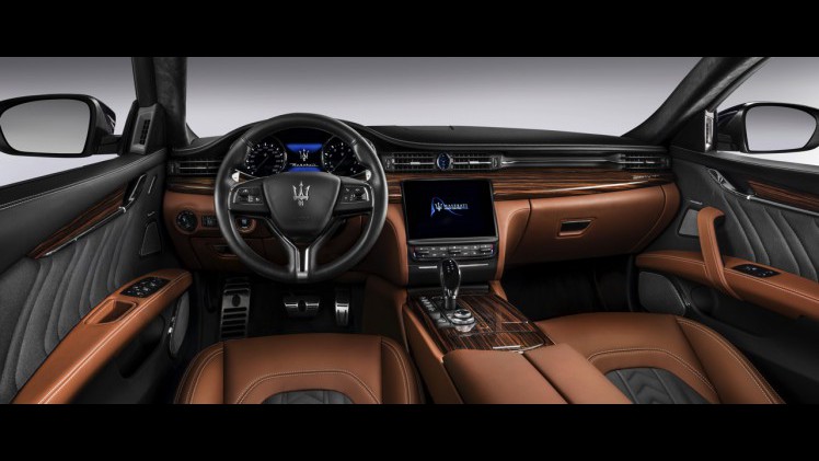 Maserati Quattroporte krijgt een facelift. Het 2016-model pronkt met een spitsere grille, nieuw dashboard en nog sterkere motoren.