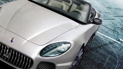 En dit is dan de eerste foto van de nieuwe, lang verwachte Cabrio Coup van Maserati. Het is nog niet geheel duidelijk hoe hij er uit komt te zien, maar het belooft in ieder geval veel goeds.