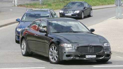Een auto krijgt meestal een facelift om f de verkopen van het model te laten aantrekken, f om de auto er beter van te laten worden. Waarom krijgt de Maserati Quattroporte dan een facelift vragen wij