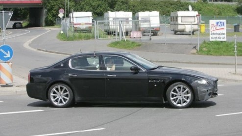 Een auto krijgt meestal een facelift om f de verkopen van het model te laten aantrekken, f om de auto er beter van te laten worden. Waarom krijgt de Maserati Quattroporte dan een facelift vragen wij