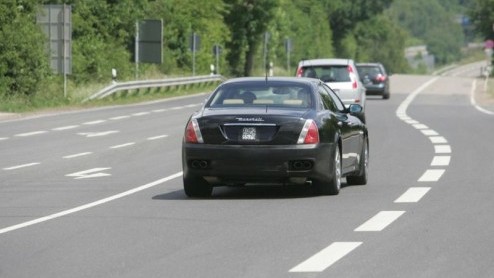 Een auto krijgt meestal een facelift om f de verkopen van het model te laten aantrekken, f om de auto er beter van te laten worden. Waarom krijgt de Maserati Quattroporte dan een facelift vragen wij