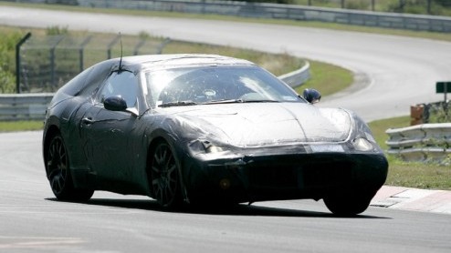 De komst van de Maserati Spider glipte bijna tussen onze vingers. Deze nog te onthullen stijlvolle haardos-wapperaar werd in thuisland Itali gespot. Vloeken in de kerk of niet, voorziet Maserati deze