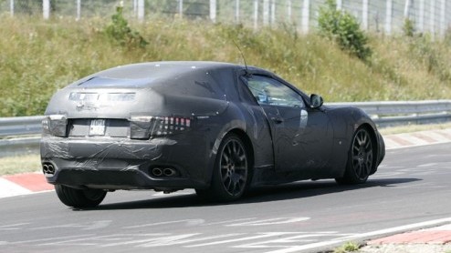 De komst van de Maserati Spider glipte bijna tussen onze vingers. Deze nog te onthullen stijlvolle haardos-wapperaar werd in thuisland Itali gespot. Vloeken in de kerk of niet, voorziet Maserati deze