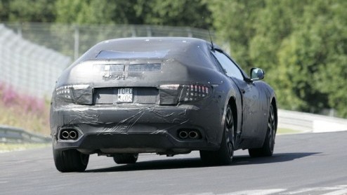 De komst van de Maserati Spider glipte bijna tussen onze vingers. Deze nog te onthullen stijlvolle haardos-wapperaar werd in thuisland Itali gespot. Vloeken in de kerk of niet, voorziet Maserati deze