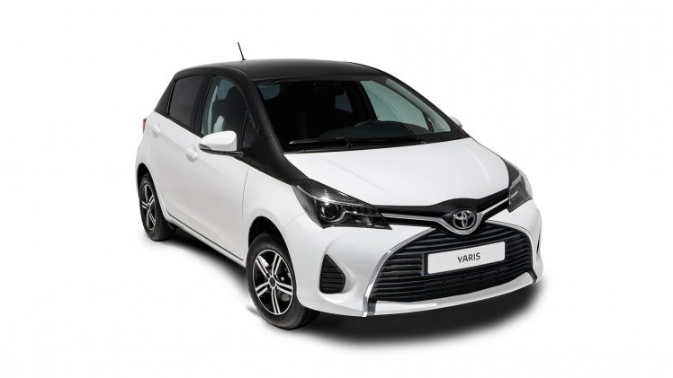 Toyota Yaris Bi-Tone met matzwarte looks naar Nederland.