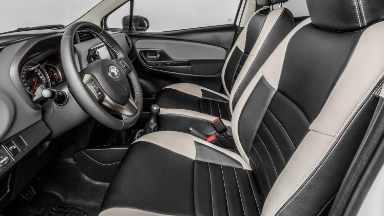 Toyota Yaris Bi-Tone met matzwarte looks naar Nederland.