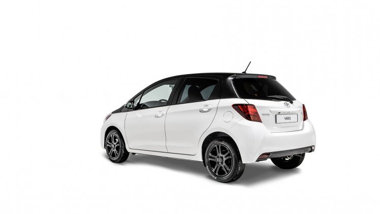 Toyota Yaris Bi-Tone met matzwarte looks naar Nederland.