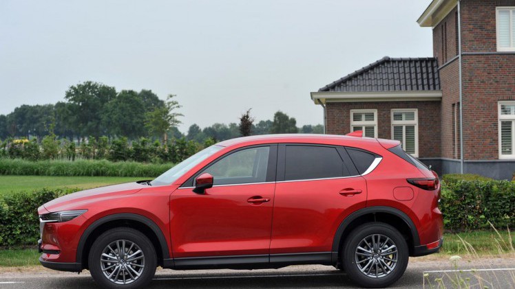De tweede generatie van de Mazda CX-5 bouwt duidelijk op de basis van het eerste model voort. Het model oogt strakker en moderner, maar blijft qua dimensies en techniek vrijwel gelijk.