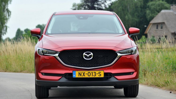 De tweede generatie van de Mazda CX-5 bouwt duidelijk op de basis van het eerste model voort. Het model oogt strakker en moderner, maar blijft qua dimensies en techniek vrijwel gelijk.