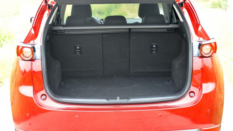 De tweede generatie van de Mazda CX-5 bouwt duidelijk op de basis van het eerste model voort. Het model oogt strakker en moderner, maar blijft qua dimensies en techniek vrijwel gelijk.