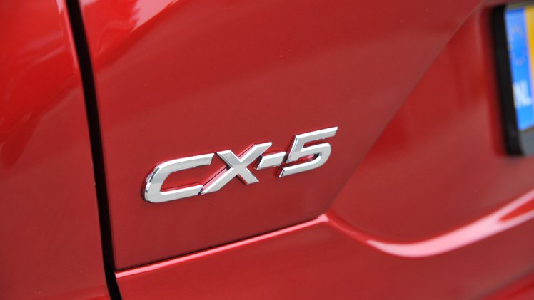 De tweede generatie van de Mazda CX-5 bouwt duidelijk op de basis van het eerste model voort. Het model oogt strakker en moderner, maar blijft qua dimensies en techniek vrijwel gelijk.