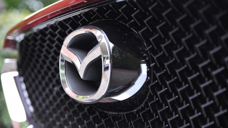 De tweede generatie van de Mazda CX-5 bouwt duidelijk op de basis van het eerste model voort. Het model oogt strakker en moderner, maar blijft qua dimensies en techniek vrijwel gelijk.