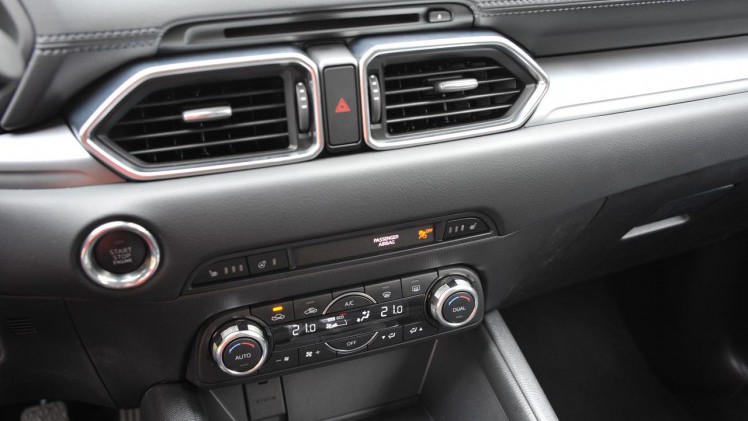 De tweede generatie van de Mazda CX-5 bouwt duidelijk op de basis van het eerste model voort. Het model oogt strakker en moderner, maar blijft qua dimensies en techniek vrijwel gelijk.