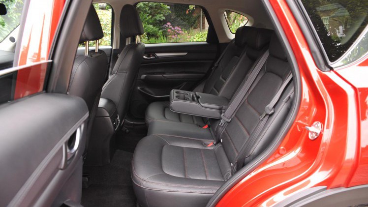 De tweede generatie van de Mazda CX-5 bouwt duidelijk op de basis van het eerste model voort. Het model oogt strakker en moderner, maar blijft qua dimensies en techniek vrijwel gelijk.