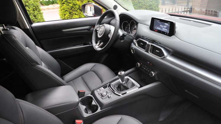 De tweede generatie van de Mazda CX-5 bouwt duidelijk op de basis van het eerste model voort. Het model oogt strakker en moderner, maar blijft qua dimensies en techniek vrijwel gelijk.