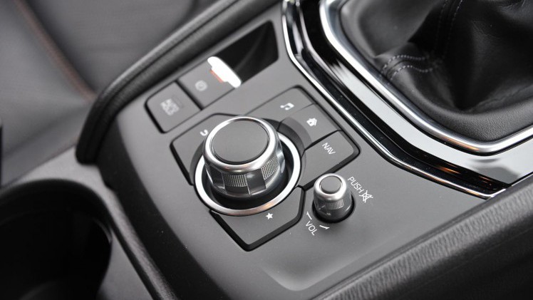 De tweede generatie van de Mazda CX-5 bouwt duidelijk op de basis van het eerste model voort. Het model oogt strakker en moderner, maar blijft qua dimensies en techniek vrijwel gelijk.