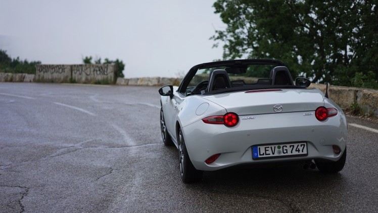Hij is kleiner, weegt minder en is er alleen met een softtop. De nieuwe Mazda MX-5 gaat terug naar de basis. Op de wegen rond Nice mochten wij aan de slag met een preproductieversie van de MX-5.