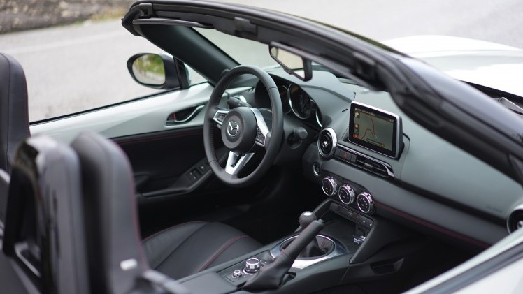 Hij is kleiner, weegt minder en is er alleen met een softtop. De nieuwe Mazda MX-5 gaat terug naar de basis. Op de wegen rond Nice mochten wij aan de slag met een preproductieversie van de MX-5.