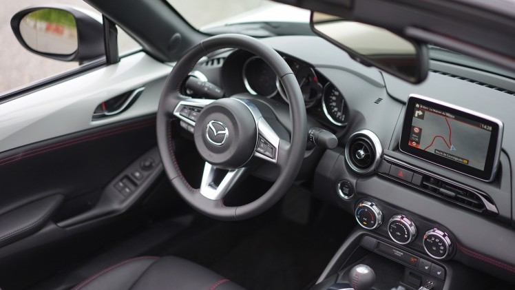 Hij is kleiner, weegt minder en is er alleen met een softtop. De nieuwe Mazda MX-5 gaat terug naar de basis. Op de wegen rond Nice mochten wij aan de slag met een preproductieversie van de MX-5.
