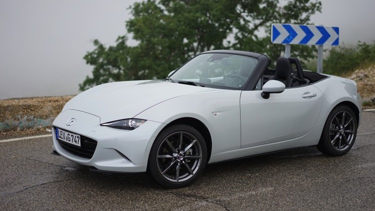 Hij is kleiner, weegt minder en is er alleen met een softtop. De nieuwe Mazda MX-5 gaat terug naar de basis. Op de wegen rond Nice mochten wij aan de slag met een preproductieversie van de MX-5.