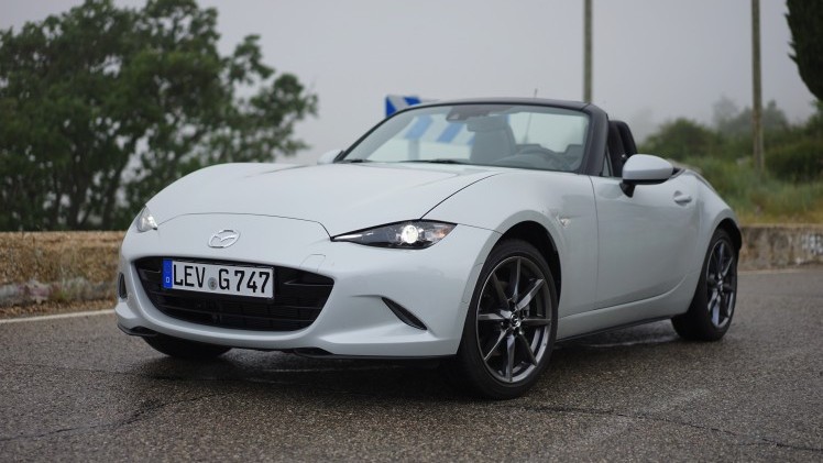 Hij is kleiner, weegt minder en is er alleen met een softtop. De nieuwe Mazda MX-5 gaat terug naar de basis. Op de wegen rond Nice mochten wij aan de slag met een preproductieversie van de MX-5.