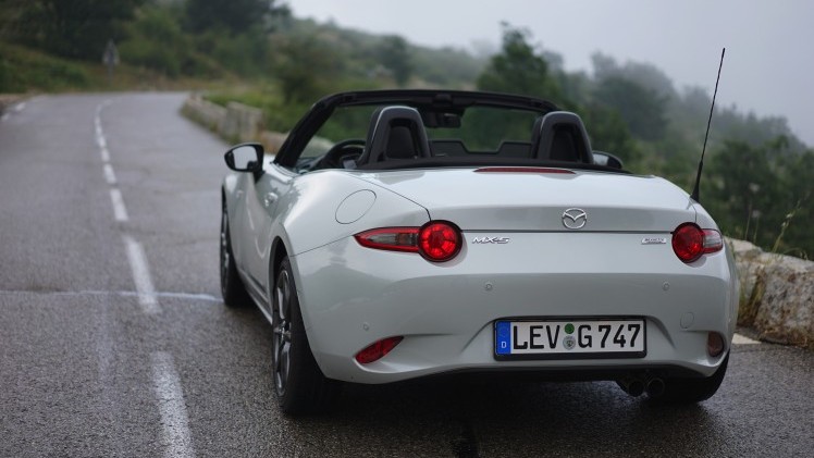 Hij is kleiner, weegt minder en is er alleen met een softtop. De nieuwe Mazda MX-5 gaat terug naar de basis. Op de wegen rond Nice mochten wij aan de slag met een preproductieversie van de MX-5.