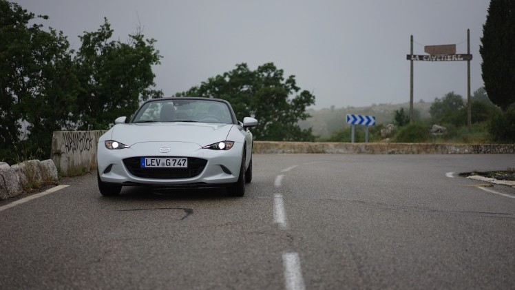 Hij is kleiner, weegt minder en is er alleen met een softtop. De nieuwe Mazda MX-5 gaat terug naar de basis. Op de wegen rond Nice mochten wij aan de slag met een preproductieversie van de MX-5.