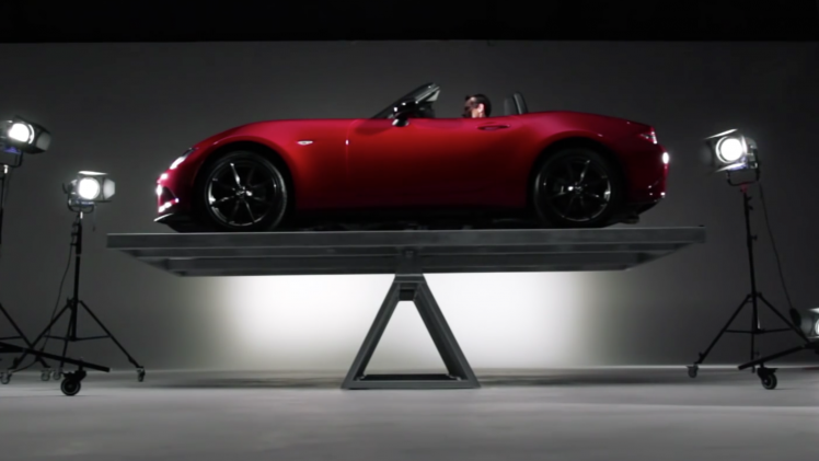 De nieuwe Mazda MX-5 heeft de ideale gewichtsverdeling: 50:50. In een nieuwe video toont Mazda aan hoe dat eruit ziet op een balans.