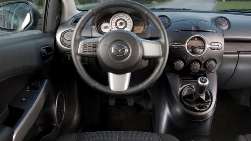 Na de komst van de nieuwe vijfdeurs Mazda2 is het nu de beurt aan de drie-deurs versie. Vaak wordt deze gelegenheid gegrepen om deze versie een sportiever en dynamischer uiterlijk te geven. Mazda gooi