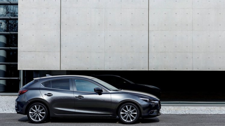 Mazda3 voor modeljaar 2017 klaargestoomd met nieuwe LED-koplampen, boost control voor de diesel en nog slimmere Advanced Smart City Brake Support.
