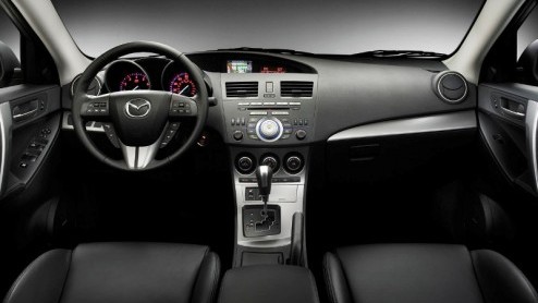 Na vijf jaar is de koek bijna op voor de Mazda3. Geen nood, zijn opvolger staat namelijk gereed. Dat bleek ook al uit de gelekte designschetsen. De nieuwe Mazda3 beleeft zijn wereldpremire op de Los