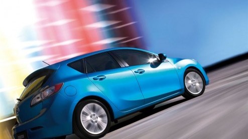 Na de spotlights op de nieuwe Mazda3 sedan is het nu de beurt aan de langverwachte hatchback. De Japanners kiezen de Autosalon van Bologna in december uit om deze nieuwkomer voor te stellen. Dynamiek 