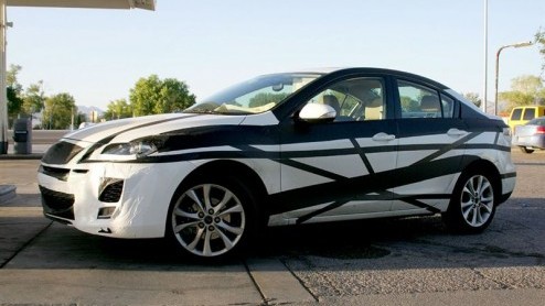 De ontwerpschetsen van de nieuwe Mazda3 waren onlangs al uitgelekt, maar ondertussen doet het nieuwe model ook al zijn ronde op de weg, om in 2010 definitief bij de dealers te staan. Dit zijn de eerst