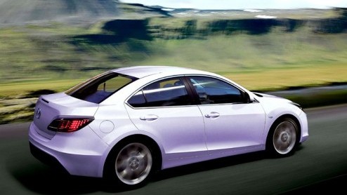De ontwerpschetsen van de nieuwe Mazda3 waren onlangs al uitgelekt, maar ondertussen doet het nieuwe model ook al zijn ronde op de weg, om in 2010 definitief bij de dealers te staan. Dit zijn de eerst