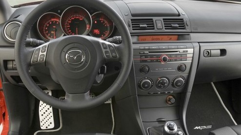 Dat Mazda leuke sportautos bouwt zal niemand ontkennen, maar een hot hatch ontbrak. Een GTI-killer zoals de Ford Focus ST dat is. In die leemte is voorzien met de Mazda 3 MPS, die met zijn 260 pk g