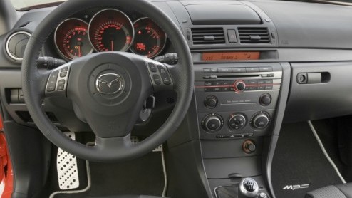 De Mazda3 MPS neemt het op tegen concurrenten als de Volkswagen Golf GTI, de Opel Astra OPC en de Ford Focus ST. De keuze in hot hatches is tegenwoordig reuze. Bijna elke fabrikant biedt wel een hoogp