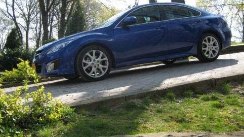 Mazda introduceerde eind vorig jaar de nieuwe '6', een verfrissende strijdkracht in het druk bezochte zakensegment. Met het er op loslaten van de nieuwe Zoom-Zoom filosofie is de Japanner een markante