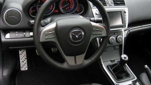 Mazda introduceerde eind vorig jaar de nieuwe '6', een verfrissende strijdkracht in het druk bezochte zakensegment. Met het er op loslaten van de nieuwe Zoom-Zoom filosofie is de Japanner een markante